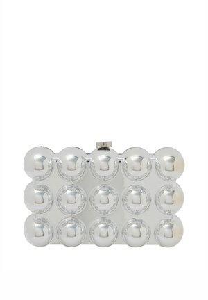 Zilveren clutch bag met afgeronde metalen accenten; rechthoekige vorm; glanzend oppervlak; heeft een sluiting met een klep aan de bovenkant.