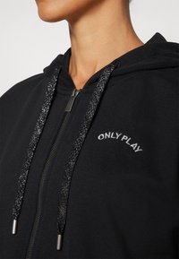 ONLY Play ONPPENNY LIFE HOOD SHORT BRUSH - Jaka ar rāvējslēdzēju - black/silver