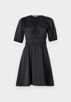 Vestido negro de manga corta con escote en V, cintura con cordón y falda acampanada. Hecho de una tela lisa y brillante; presenta mangas abullonadas y detalles sutiles.