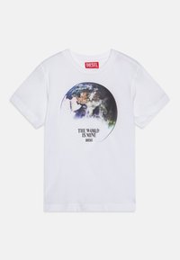 T-shirt in cotone bianco con un grafico circolare della Terra e la scritta "IL MONDO È MIO DIESEL" sotto in grassetto nero.