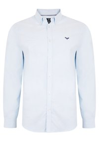 Camisa de botones azul claro con mangas largas, cuello con solapas, botones blancos y un pequeño logo bordado en el pecho. Tejido de algodón.