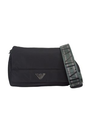 Sac bandoulière noir avec une large sangle verte comportant un grand texte noir et un petit logo argenté sur le rabat avant.