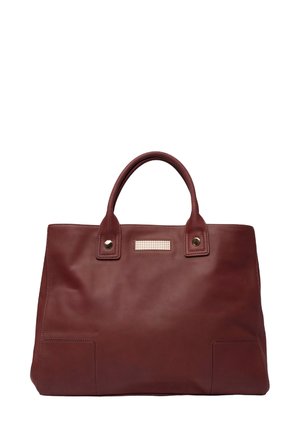 Burgunderfarbene Ledertasche mit zwei Griffen, rechteckiger Form, mit einem kristallverzierten Element auf der Vorderseite und zwei Seitentaschen.