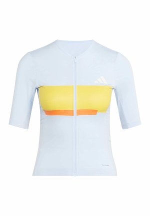 Top deportivo azul claro con cremallera, mangas cortas y un panel a rayas amarillo y naranja en el pecho, con una textura lisa.