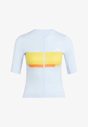 Top deportivo azul claro con cremallera, mangas cortas y un panel a rayas amarillo y naranja en el pecho, con una textura lisa.