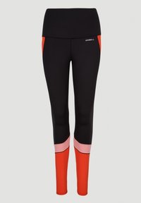 Czarne legginsy z pomarańczowymi i różowymi akcentami w bloki kolorów, z szerokim pasem w talii i szczegółem z logo, wykonane z elastycznego materiału.
