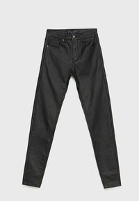 Černé slim-fit džíny vyrobené z denimu, s dvěma předními kapsami a jednou zadní kapsou, s knoflíkovým zapínáním a hladkou texturou.