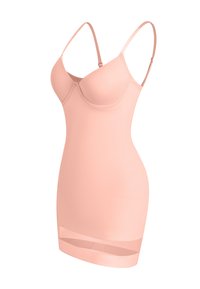 Lichtroze slipjurk met verstelbare bandjes, zachte textuur en een aansluitend silhouet, met een transparante stofband aan de zoom.