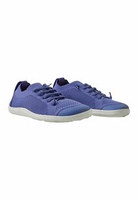Lila nät sneakers med en texturerad design, förstärkt tåhätta och vit gummisula. Har snörning och vadderad krage.