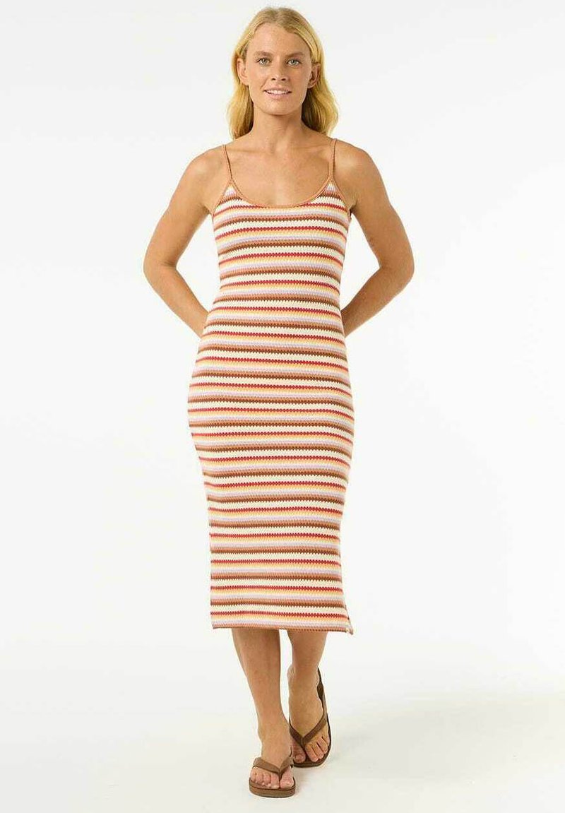 Robe en tricot rayée avec des bretelles fines ; rayures orange, crème et rouge ; silhouette ajustée ; longueur mi-mollet ; associée à des sandales marron.
