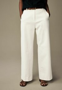 Laura Ashley WIDE - Laisvo kirpimo džinsai - ecru