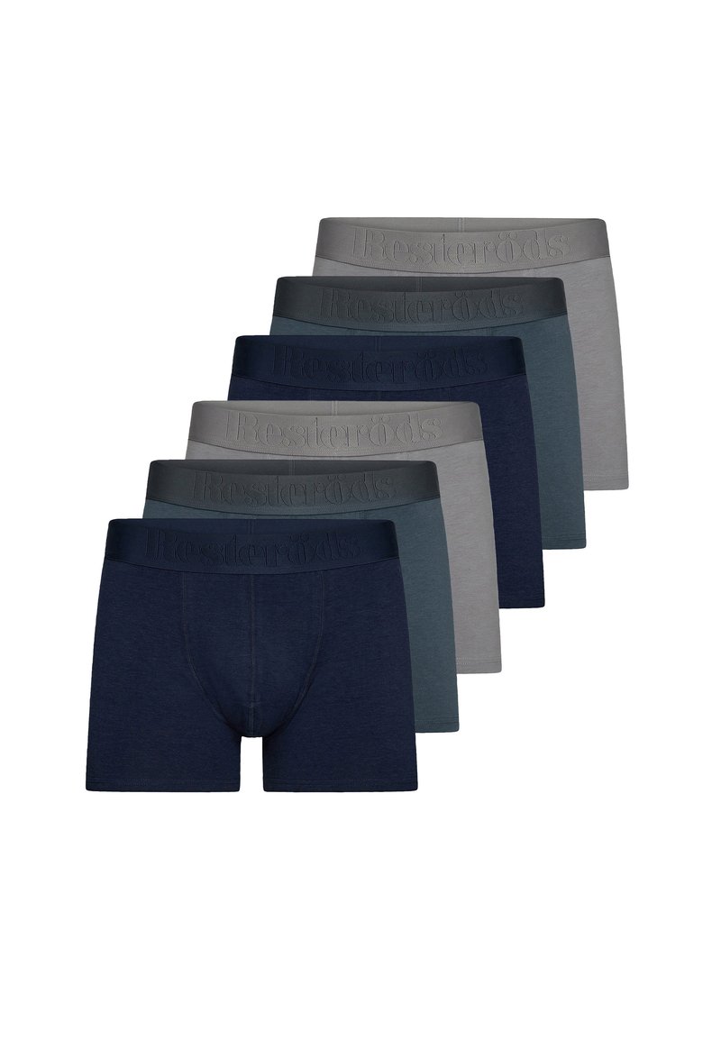 Boxershortset mit sieben Paaren in Dunkelblau, Grau und Marineblau, mit elastischen Taillenbändern, die mit "Resteröds" geprägt sind. Glatte Stoffstruktur.