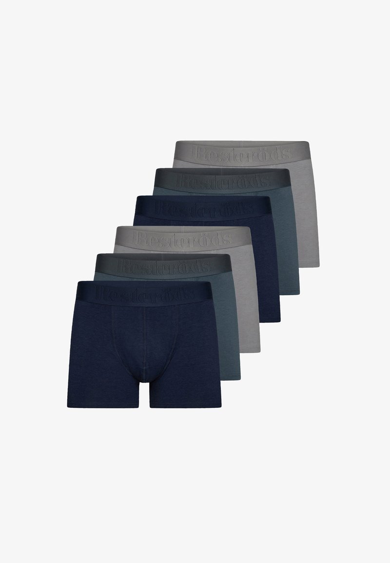 Boxershortset mit sieben Paaren in Dunkelblau, Grau und Marineblau, mit elastischen Taillenbändern, die mit "Resteröds" geprägt sind. Glatte Stoffstruktur.
