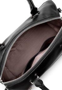 Borsa in pelle nera con zip argentata, interni spaziosi foderati in tessuto color malva, dotata di manici doppi e tasche interne.