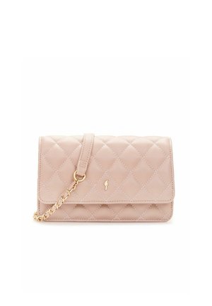 Jasnobeżowa pikowana torba na ramię ze skóry z złotym łańcuszkowym paskiem i małym złotym logo na przedniej klapie.