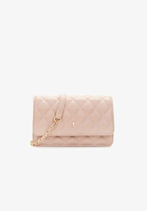 Jasnobeżowa pikowana torba na ramię ze skóry z złotym łańcuszkowym paskiem i małym złotym logo na przedniej klapie.