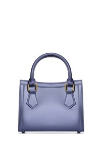 Borsa a tracolla in pelle lavanda strutturata con una superficie liscia, manici superiori, dettagli dorati e pannelli laterali inclinati. Design minimalista con linee pulite.