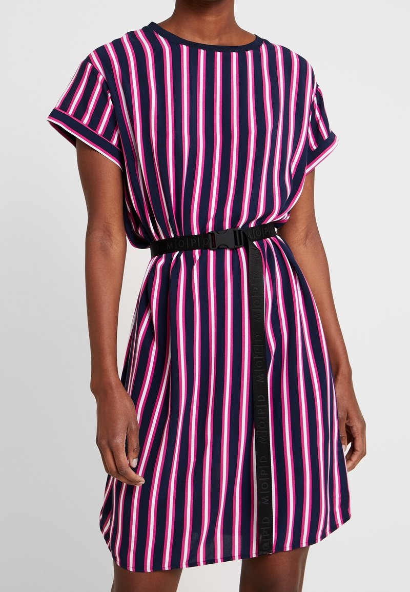 Vestido navy con rayas verticales rosas y blancas, mangas cortas, cintura ceñida con un cinturón negro de marca y tejido suave y fluido.