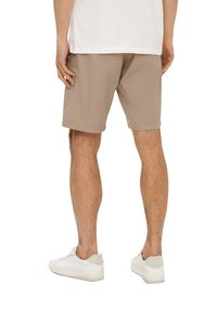s.Oliver REGULAR STRUKTUR - Shorts - hellbraun