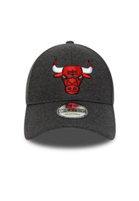 Dunkelgraue Baseballcap mit strukturiertem Design; verfügt über ein auffälliges, rot-weiß gesticktes Bullenlogo auf der Vorderseite und einen verstellbaren Riemen.