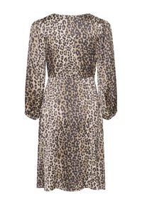 Rochie cu imprimeu de leopard, de culoare bej deschis cu pete negre, având mâneci lungi bufante și talie strânsă. Materialul pare neted, cu o ușoară strălucire.
