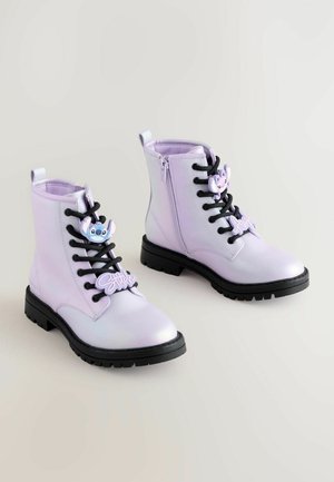 Lilla syntetiske ankelstøvler med sorte snørebånd, der har Stitch karakterdetaljer, en lynlås i siden og teksturerede sorte gummisåler.