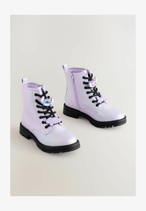 Fialové syntetické členkové topánky s čiernymi šnúrkami, obsahujúce akcenty postavy Stitch, bočný zips a textúrované čierne gumové podrážky.