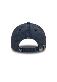 Τζιν καπέλο μπέιζμπολ σε σκούρο μπλε με ρυθμιζόμενο λουράκι, που διαθέτει λογότυπο στο πίσω μέρος και μαλακό, υφασμάτινο φινίρισμα.