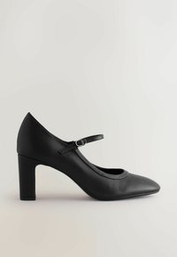 Zwart leren pumps met een ronde neus, een Mary Jane-bandje en een vierkante hak. Gladde textuur en minimale accenten.
