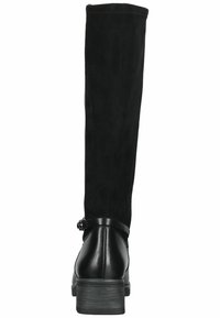 Botas de ante negras hasta la rodilla con un tacón de cuero suave, que presentan una correa con una hebilla decorativa y una puntera redondeada.