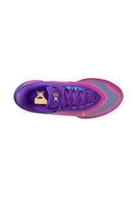 Scarpa sportiva viola e rosa realizzata con materiali in rete e sintetici, dotata di una swoosh dorata, suola testurizzata e design a più strati.