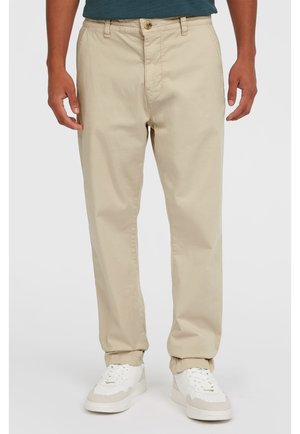 Khaki chinos o prostym kroju, z jednym przednim guzikiem, dwiema bocznymi kieszeniami oraz gładką bawełnianą teksturą. W połączeniu z białymi sneakersami.