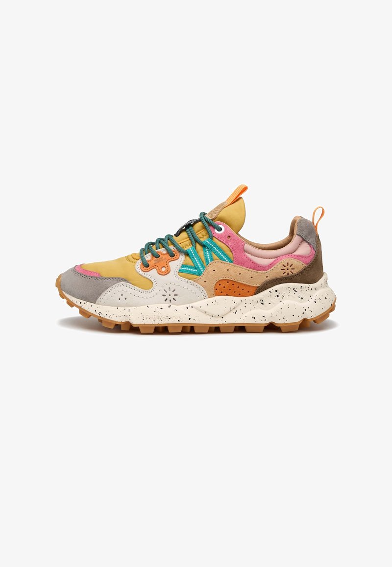 Sneaker multicolore caratterizzata da pannelli marroni, gialli, rosa e grigi. Suede e pelle testurizzati, con una suola intermedia bianca maculata e lacci verdi.