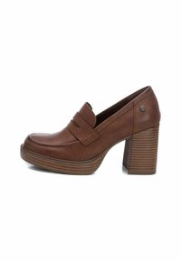 Mocasín de plataforma de cuero marrón con punta redondeada, tira decorativa en la parte frontal y un tacón alto con textura a rayas.