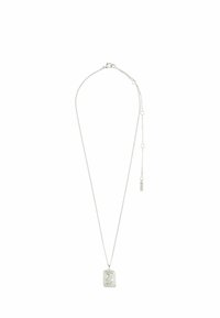 Collar de plata con un colgante rectangular de diseño texturizado. La cadena es fina y ajustable, e incluye un pequeño detalle de etiqueta.