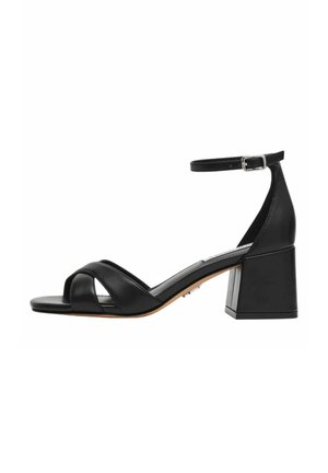 Zwarte leren sandaal met open teen, blokhak, gekruiste voorste bandjes en een dunne enkelband met zilveren gesp.