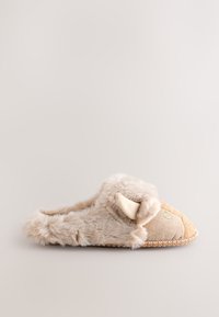 Chausson beige avec texture duveteuse et accents marron clair, présentant un motif en chevrons et de doux détails en forme d'oreilles. Semelle plate et souple.