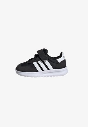 Crne atletske tenisice s bijelim detaljima, s Velcro trakama, dizajnom od tri pruge, mekanim potplatom i teksturiranim gornjim dijelom od tkanine.