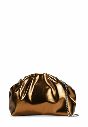 Bolso de mano de bronce metálico con diseño arrugado, cadena de hombro plateada y forma redondeada. Textura suave con acabado brillante.