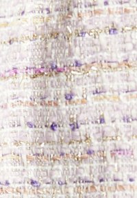 Tessuto intrecciato con una base di lavanda chiaro e dettagli in oro, rosa e viola; superficie texturizzata con un motivo variegato e fili lucenti.