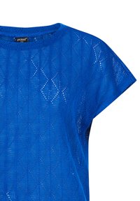 Mėlynas trumpomis rankovėmis viršus, pagamintas iš tekstūrinio, raštuoto mezgimo audinio, pasižyminčio deimanto raštu ir apvalia iškirpte.