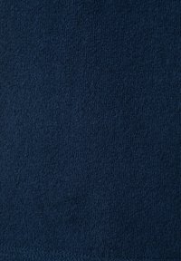Tissu bleu foncé texturé avec une surface douce, tissée de manière serrée et une couleur uniforme, montrant des détails fins du tissage.