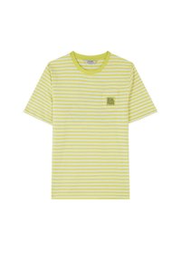 Geel en wit gestreept t-shirt met korte mouwen en een ronde hals. Heeft een klein zakje met logo aan de linkerzijde.