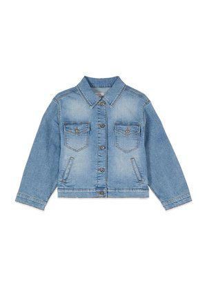 Lichtblauwe spijkerjas met knoopsluiting, twee borstzakken met kleppen en twee zijzakken, plat gelegd op een witte achtergrond.