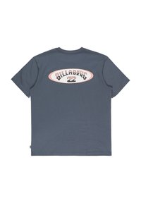 Camiseta de algodón gris con un gran logo ovalado en la parte posterior que incluye el texto "Billabong" y olas, con colores contrastantes en rosa y negro.