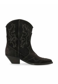 Bottes de cowboy en daim noir avec des coutures décoratives, bout pointu et un petit talon empilé. Présente un design complexe sur l'axe et un fil contrasté.