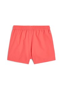 Korallfärgade badshorts med elastisk midja. Tillverkade av ett mjukt och lätt material. Har en liten logotag på sidan.