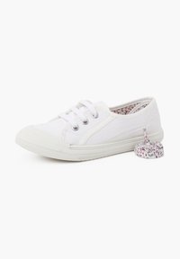Sneaker bianco in tela con suola in gomma, punta rotonda e design con lacci. L'interno presenta un motivo floreale; leggeri graffi sulla punta.