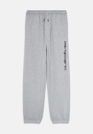 Lichtgrijze sweatpants met elastische tailleband en boorden, met daarin een zwart verticale "Quiksilver" logo op het rechte been.