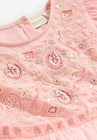 Rotes Stoffkleid mit aufwändiger Paisley-Stickerei, verziert mit Pailletten und Perlen, runden Ausschnitt und einem gerafften Rock mit einem Taillenlabel.